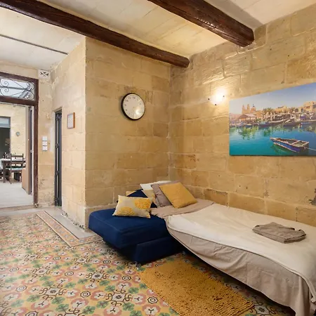 Traditional Maltese 2-bedroom With Private Hot Tub - Steps Away From Valletta Floriana