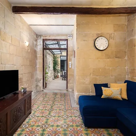 Traditional Maltese 2-bedroom With Private Hot Tub - Steps Away From Valletta Apartamento