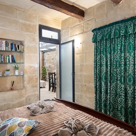 Traditional Maltese 2-bedroom With Private Hot Tub - Steps Away From Valletta 아파트