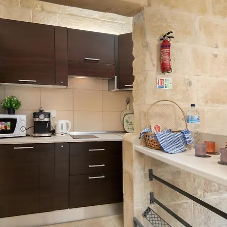 아파트 Traditional Maltese 2-bedroom With Private Hot Tub - Steps Away From Valletta *