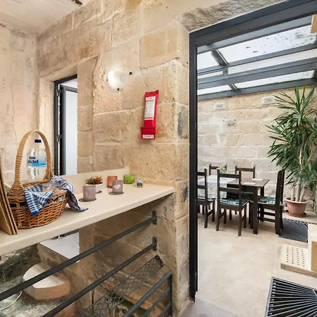 Traditional Maltese 2-bedroom With Private Hot Tub - Steps Away From Valletta *
