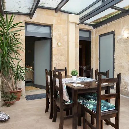 아파트 Traditional Maltese 2-bedroom With Private Hot Tub - Steps Away From Valletta
