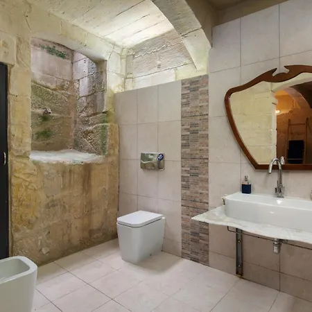 Traditional Maltese 2-bedroom With Private Hot Tub - Steps Away From Valletta 아파트 일 푸리아나