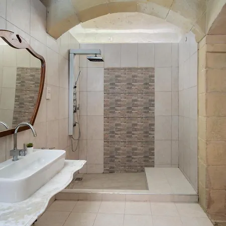 Traditional Maltese 2-bedroom With Private Hot Tub - Steps Away From Valletta 아파트 *