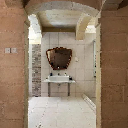 아파트 Traditional Maltese 2-bedroom With Private Hot Tub - Steps Away From Valletta *
