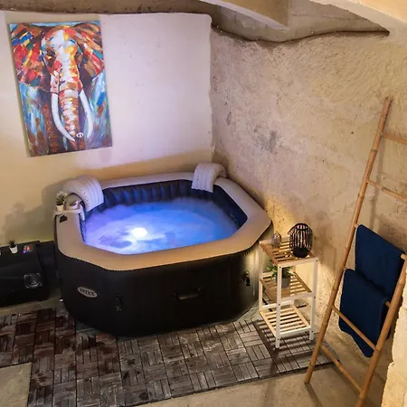 Traditional Maltese 2-bedroom With Private Hot Tub - Steps Away From Valletta *