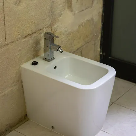 Traditional Maltese 2-bedroom With Private Hot Tub - Steps Away From Valletta 일 푸리아나