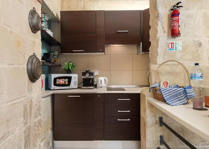 Traditional Maltese 2-bedroom With Private Hot Tub - Steps Away From Valletta *
