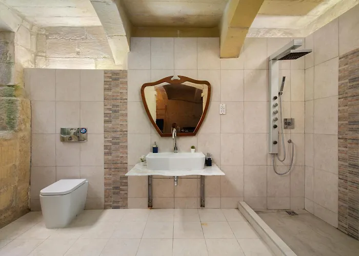 Traditional Maltese 2-bedroom With Private Hot Tub - Steps Away From Valletta Appartement *