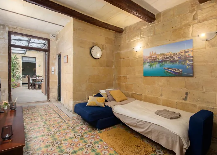 Traditional Maltese 2-bedroom With Private Hot Tub - Steps Away From Valletta Il-Furjana