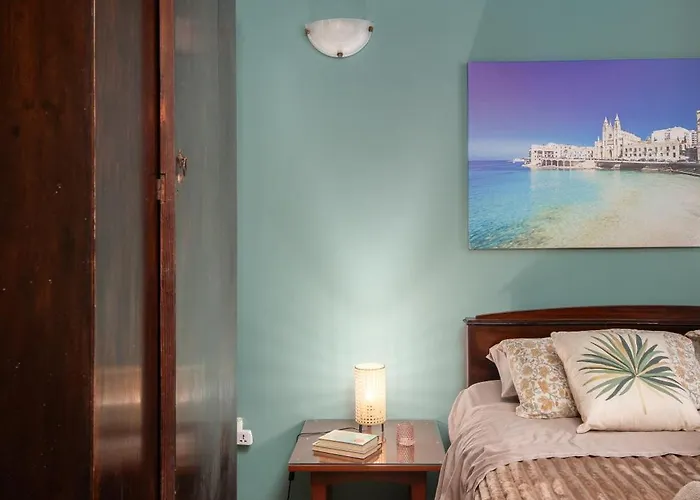 Traditional Maltese 2-bedroom With Private Hot Tub - Steps Away From Valletta Il-Furjana