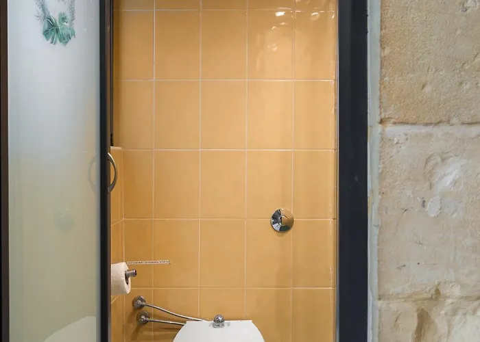 Traditional Maltese 2-bedroom With Private Hot Tub - Steps Away From Valletta * Il-Furjana