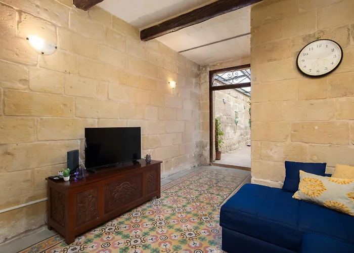 Appartement Traditional Maltese 2-bedroom With Private Hot Tub - Steps Away From Valletta Il-Furjana