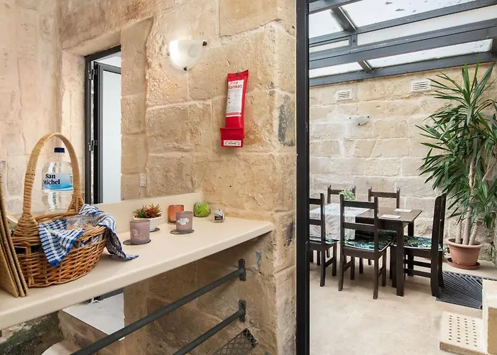 Traditional Maltese 2-bedroom With Private Hot Tub - Steps Away From Valletta *