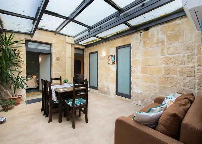 Traditional Maltese 2-bedroom With Private Hot Tub - Steps Away From Valletta *
