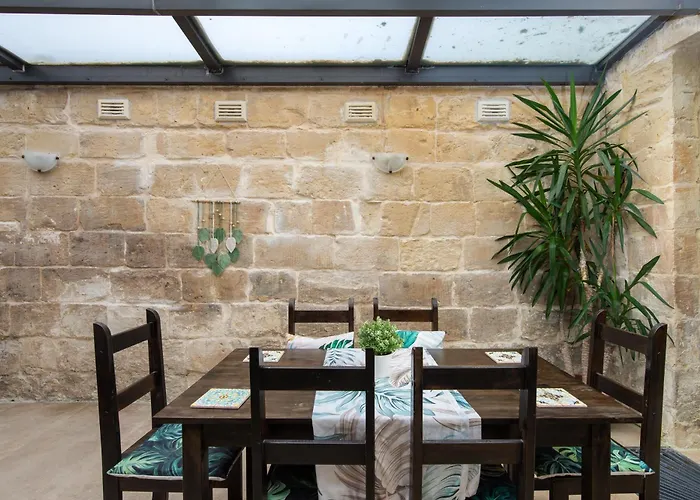 Traditional Maltese 2-bedroom With Private Hot Tub - Steps Away From Valletta *