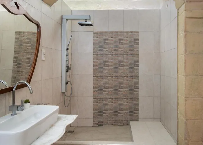 Traditional Maltese 2-bedroom With Private Hot Tub - Steps Away From Valletta Appartement *