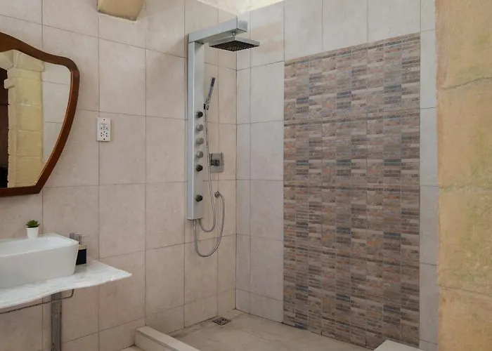 Traditional Maltese 2-bedroom With Private Hot Tub - Steps Away From Valletta * Il-Furjana