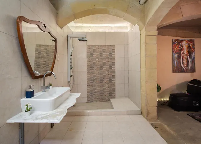 Traditional Maltese 2-bedroom With Private Hot Tub - Steps Away From Valletta *