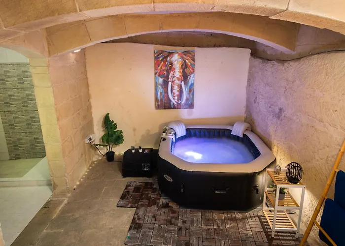 Traditional Maltese 2-bedroom With Private Hot Tub - Steps Away From Valletta