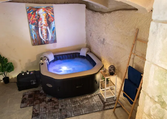 Traditional Maltese 2-bedroom With Private Hot Tub - Steps Away From Valletta *