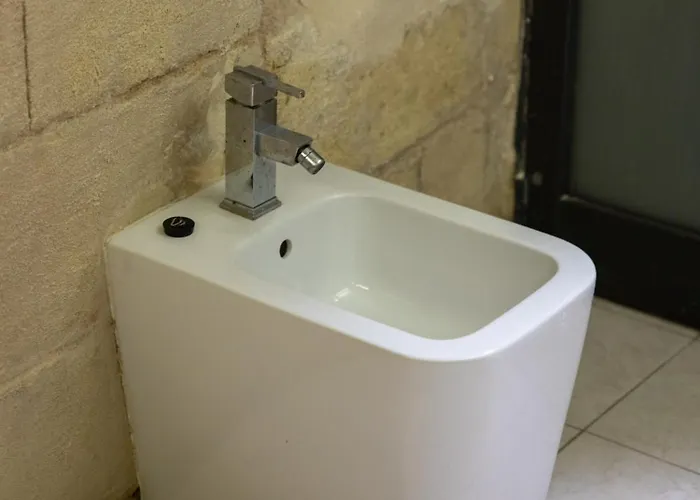 Traditional Maltese 2-bedroom With Private Hot Tub - Steps Away From Valletta Il-Furjana